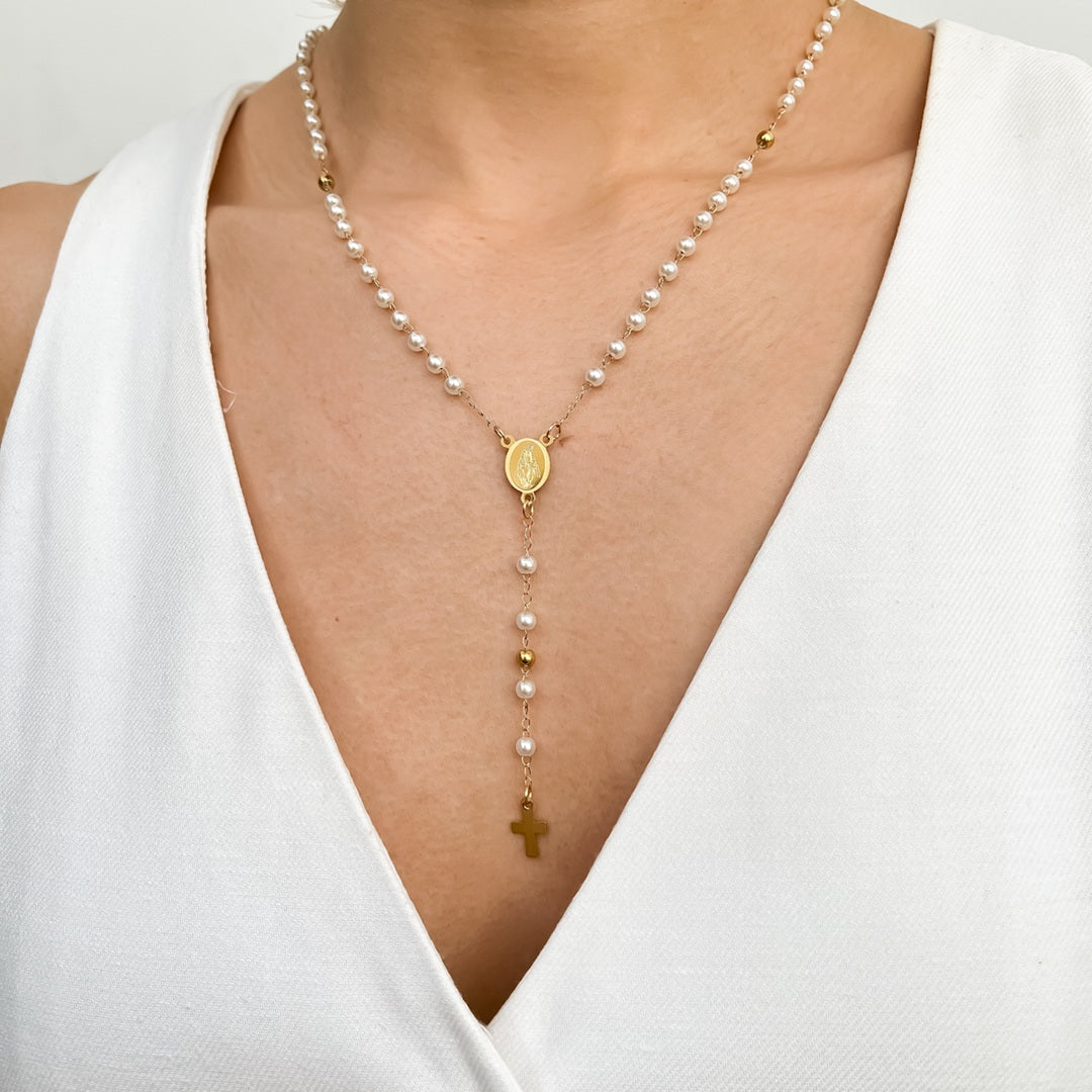Rosario en Perla Blanca con Cadena en Acero Dorado – VII Sacramentos Colombia