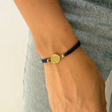 Pulsera Tejida con Medalla en Acero Dorado Pequeña Hilo Azul – VII Sacramentos Colombia