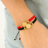 Pulsera Tejida con Medalla en Acero Dorado Pequeña