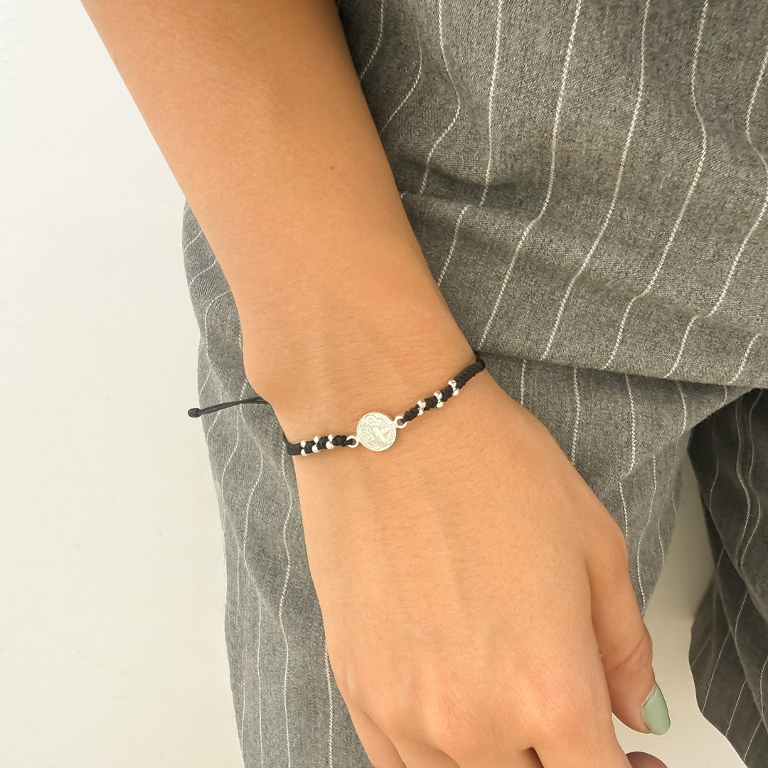 Pulsera Tejida con Medalla de San Benito en Plata Negra– VII Sacramentos Colombia