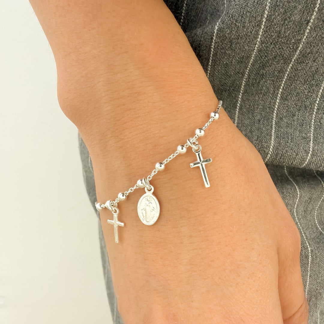 Pulsera en Cadena con 3 Medallas de Plata 925 – Virgen Milagrosa y Cruz – VII Sacramentos Colombia