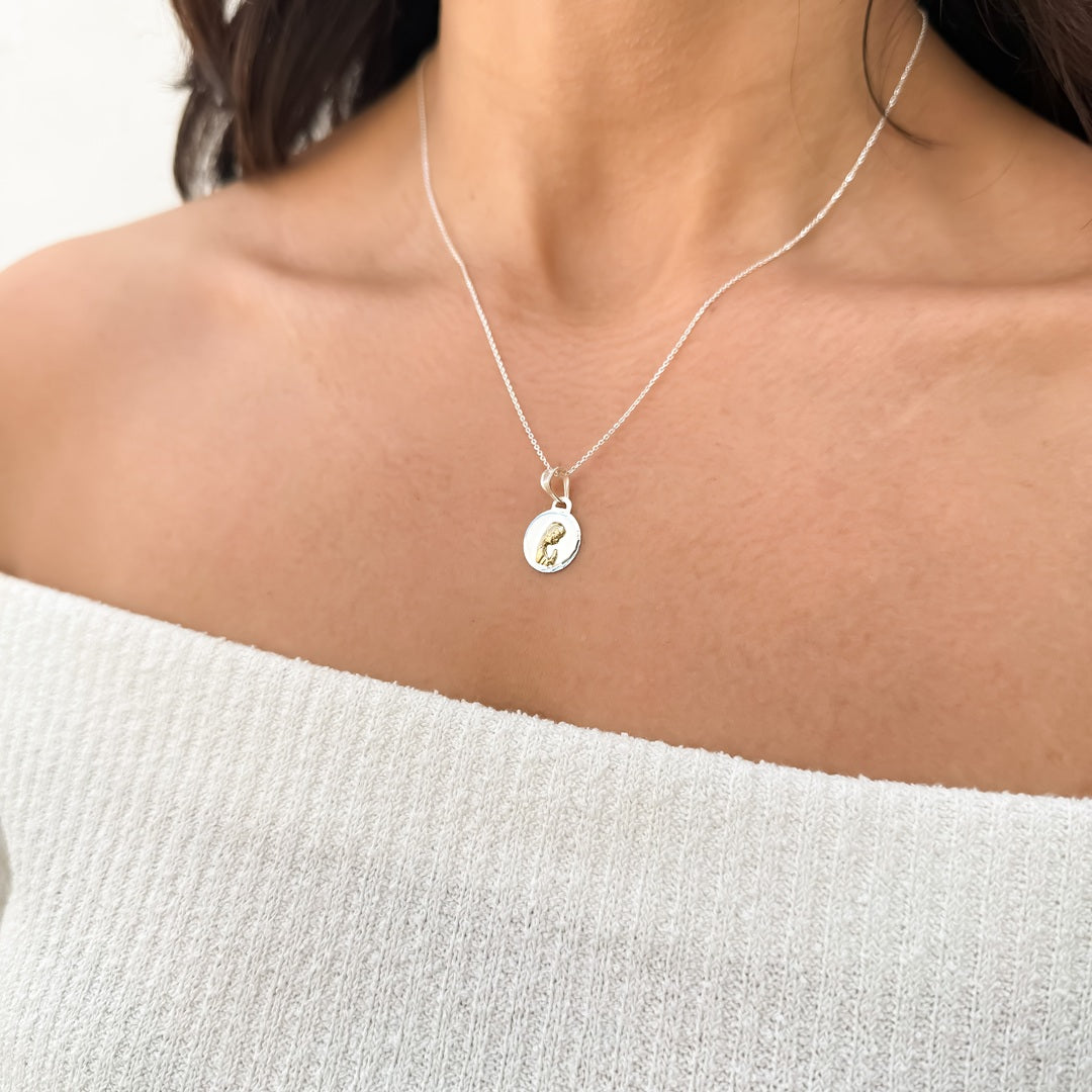 Cadena en Plata con Medalla de la Niña Maria en Detalle Dorado - VII Sacramentos