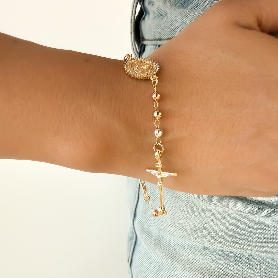 Pulsera Denario Tres Oros con San Benito Engastada  y Cristo – VII Sacramentos Colombia