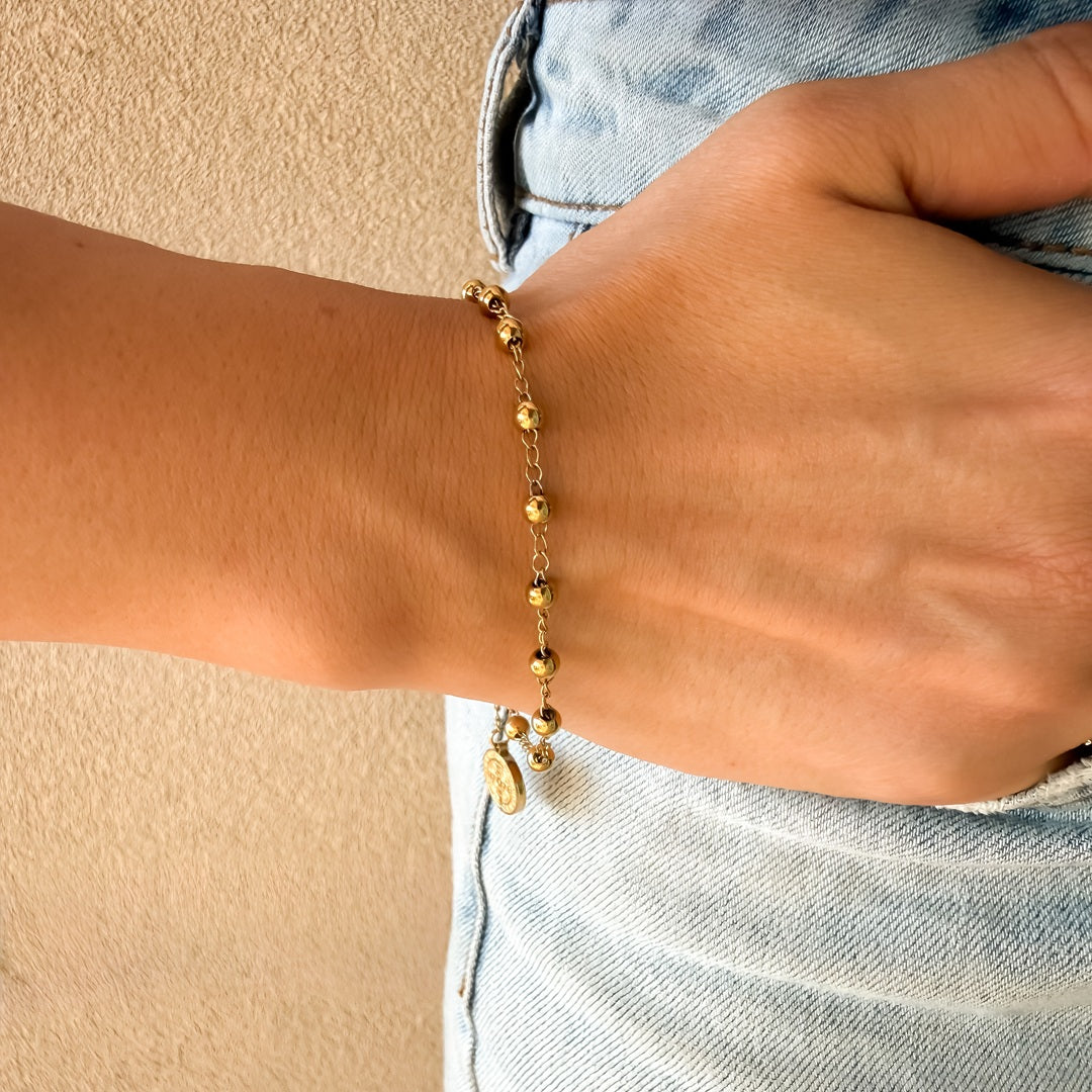 Pulsera Denario en Acero Dorado con Cruz y Medalla de San Benito – VII Sacramentos Colombia