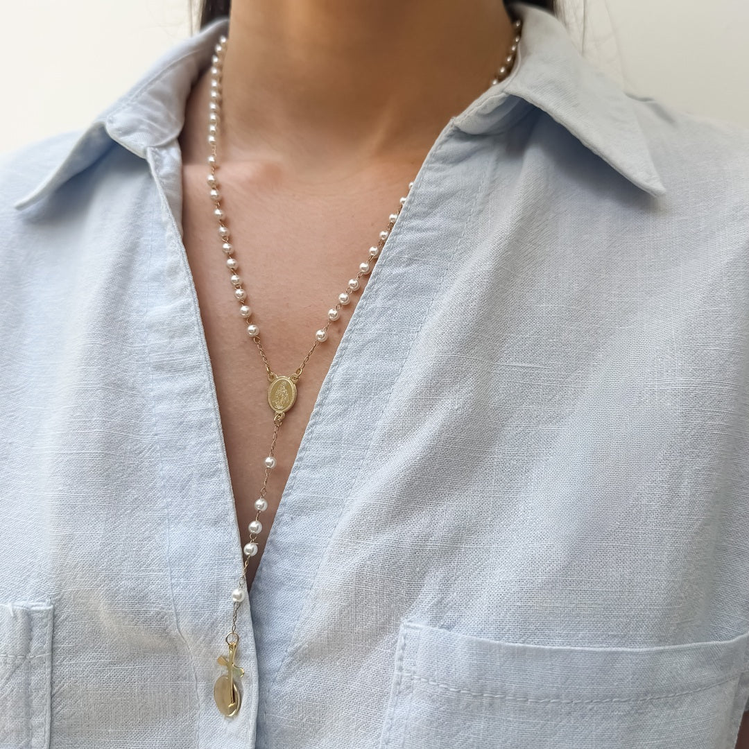 Rosario en Perla Blanca con Cadena en Acero Dorado – VII Sacramentos Colombia