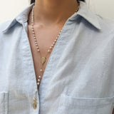 Rosario en Perla Blanca con Cadena en Acero Dorado – VII Sacramentos Colombia