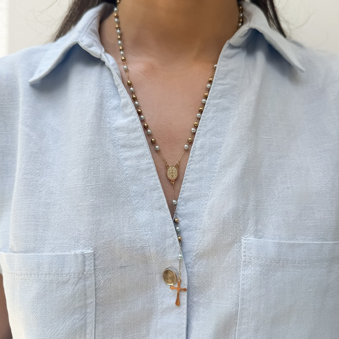 Rosario en Perla  Azul y Balin Acero con Cadena en Acero Dorado – VII Sacramentos Colombia