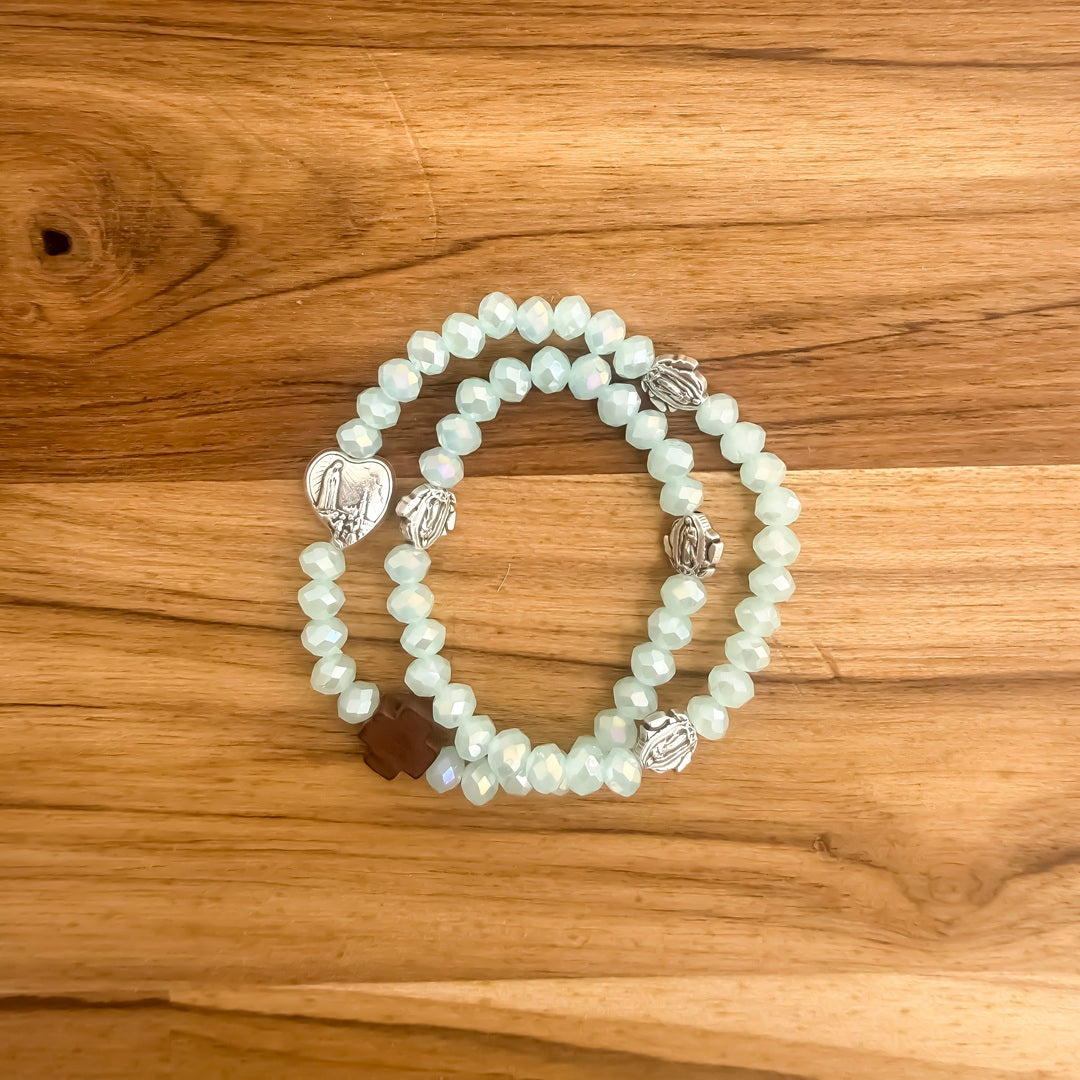 Pulsera rosario elástica doble vuelta en cristal de murano azul con cruz de madera y medallas de santos en zamak, talla S - VII Sacramentos