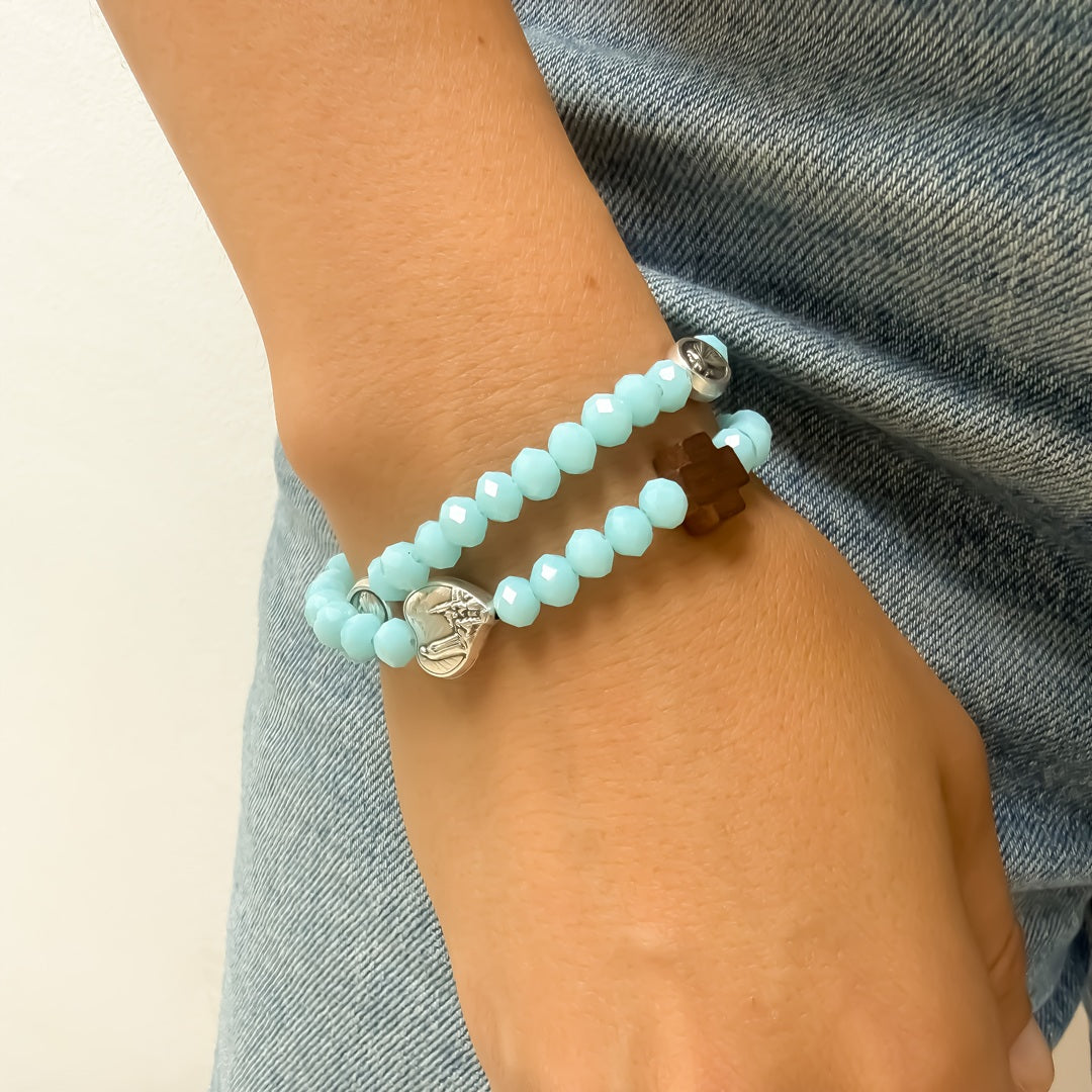Pulsera rosario elástica doble vuelta en cristal de murano azul con cruz de madera y medallas de santos en zamak, talla S - VII Sacramentos