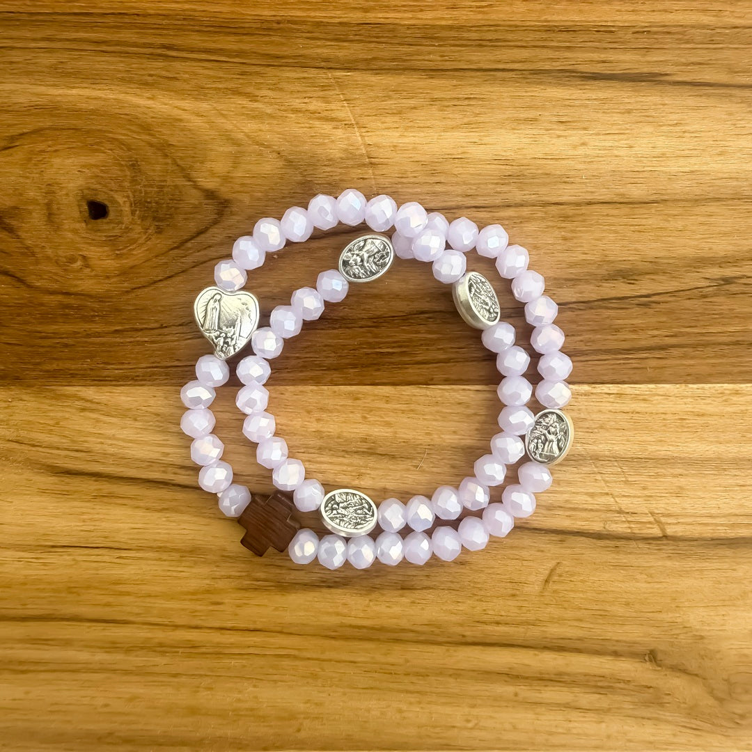 Pulsera rosario elástica doble vuelta en cristal de murano morado con cruz de madera y medallas de santos en zamak, talla S - VII Sacramentos