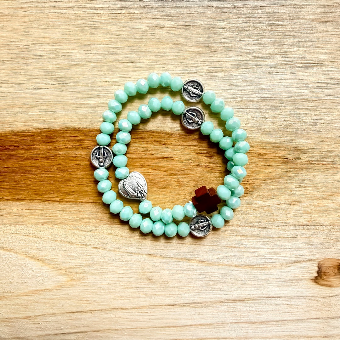 Pulsera rosario elástica doble vuelta en cristal de murano verde con cruz de madera y medallas de santos en zamak, talla S - VII Sacramentos