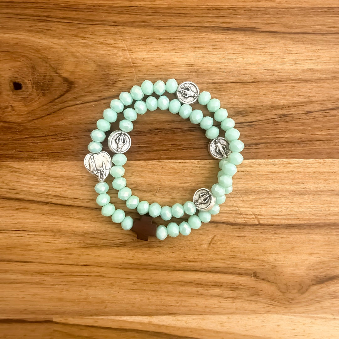 Pulsera rosario elástica doble vuelta en cristal de murano verde con cruz de madera y medallas de santos en zamak, talla S - VII Sacramentos