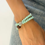 Pulsera rosario elástica doble vuelta en cristal de murano verde con cruz de madera y medallas de santos en zamak, talla S - VII Sacramentos