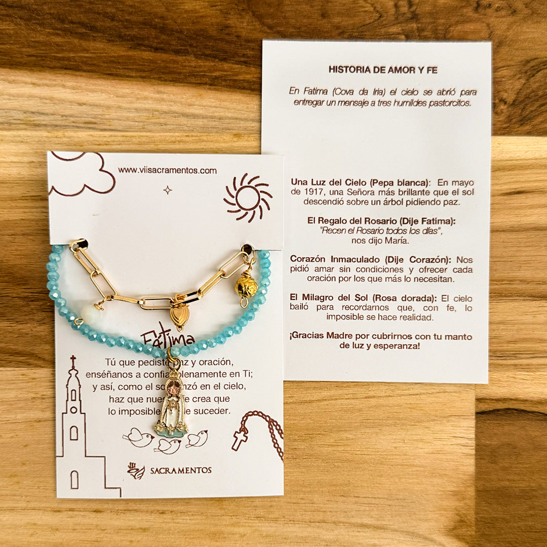Pulsera religiosa de Fátima con baño de oro sobre su empaque original que incluye una tarjeta con la historia de las apariciones.