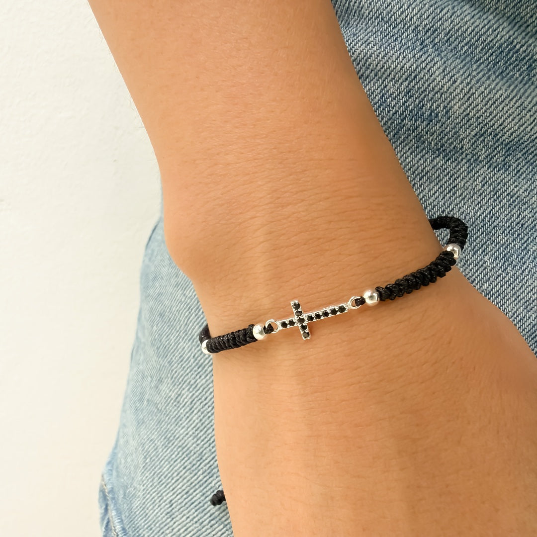 Pulsera Tejida con Cruz Negra Engastada y Balines en Plata 925 – VII Sacramentos Colombia