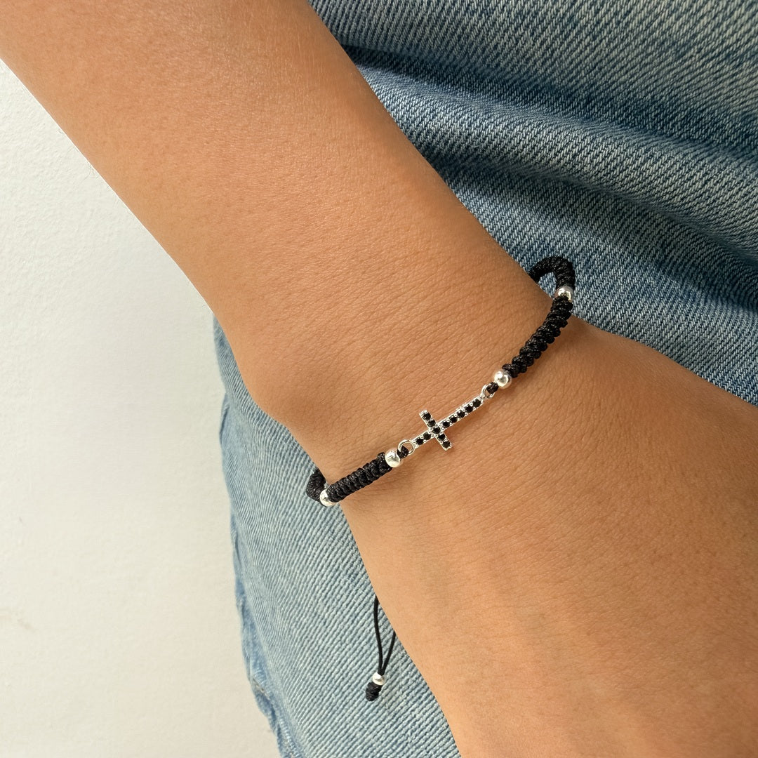 Pulsera Tejida con Cruz Negra y Balines en Plata 925 – VII Sacramentos Colombia