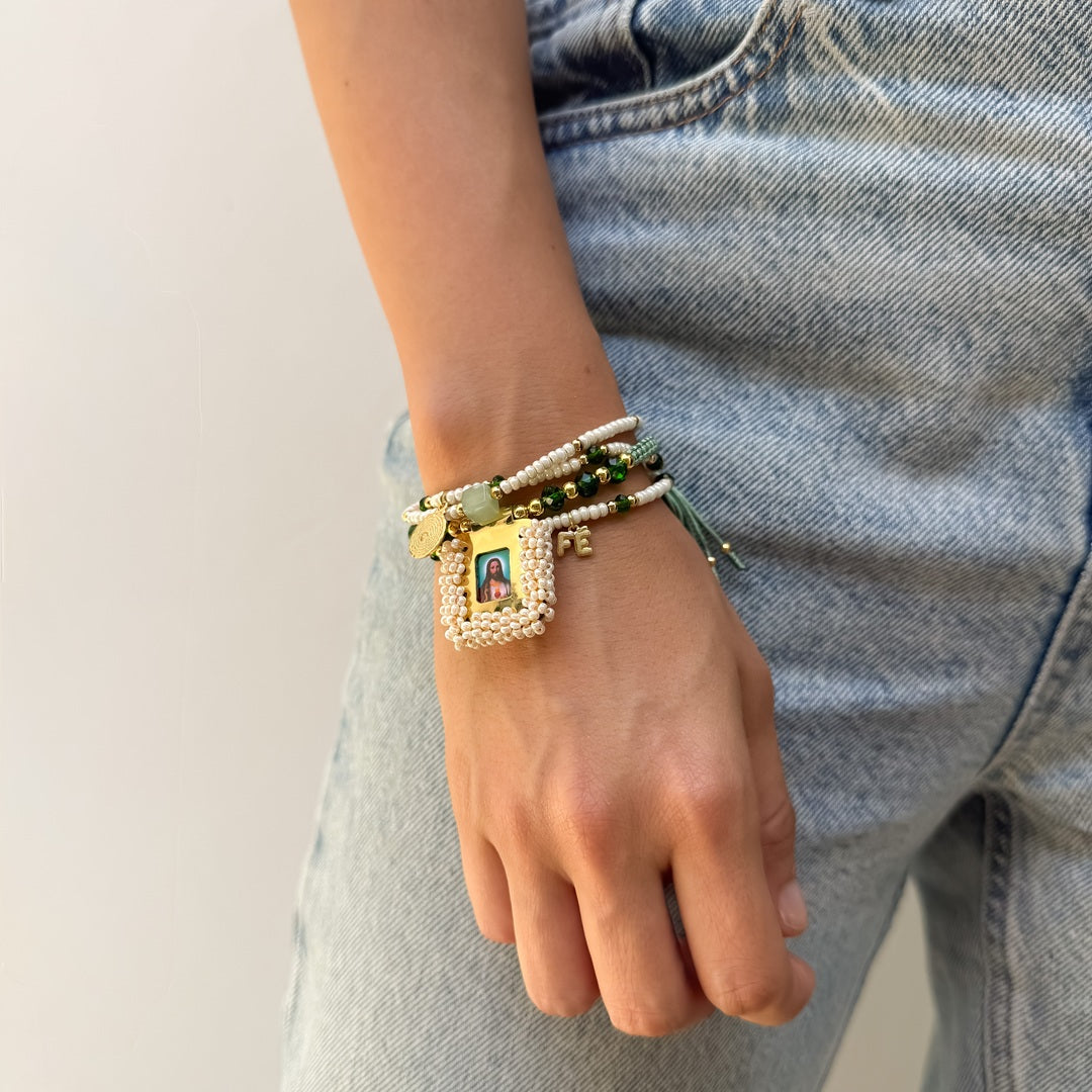 Pulsera Escapulario Verde con Mostacillas y Dijes de Fé – VII Sacramentos Colombia
