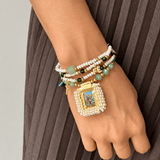 Modelo con Pulsera Escapulario Verde con Mostacillas y Dijes de Fe