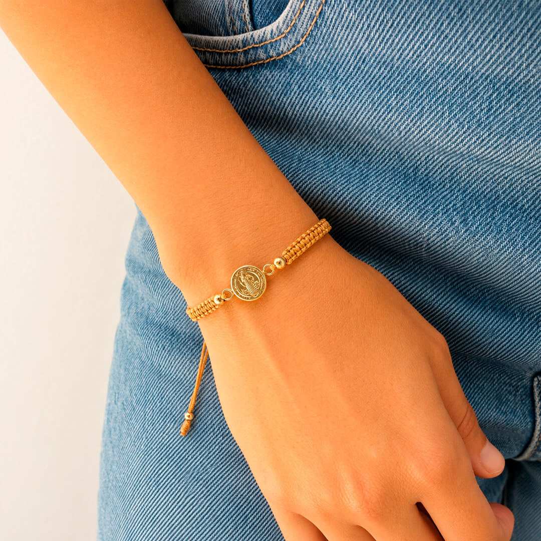 Pulsera Macramé Hilo Beige con Medalla San Benito Oro Laminado