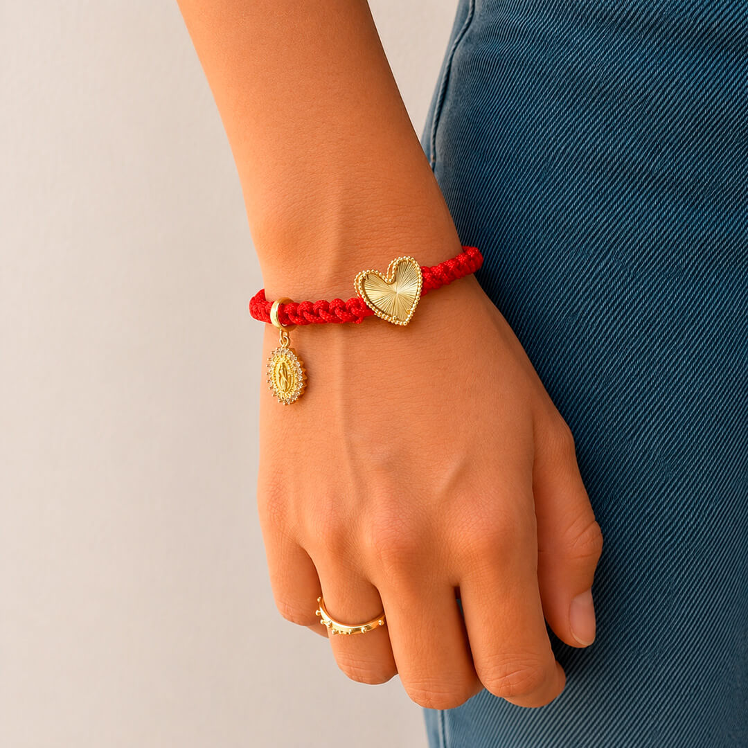 Pulsera Hilo Rojo Trenzado Virgen de Guadalupe y Corazón Dorado en una moelo mujer