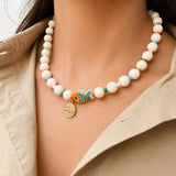 Modelo con Collar Pez Resina con Medalla San Benito Dorada tonos tierra
