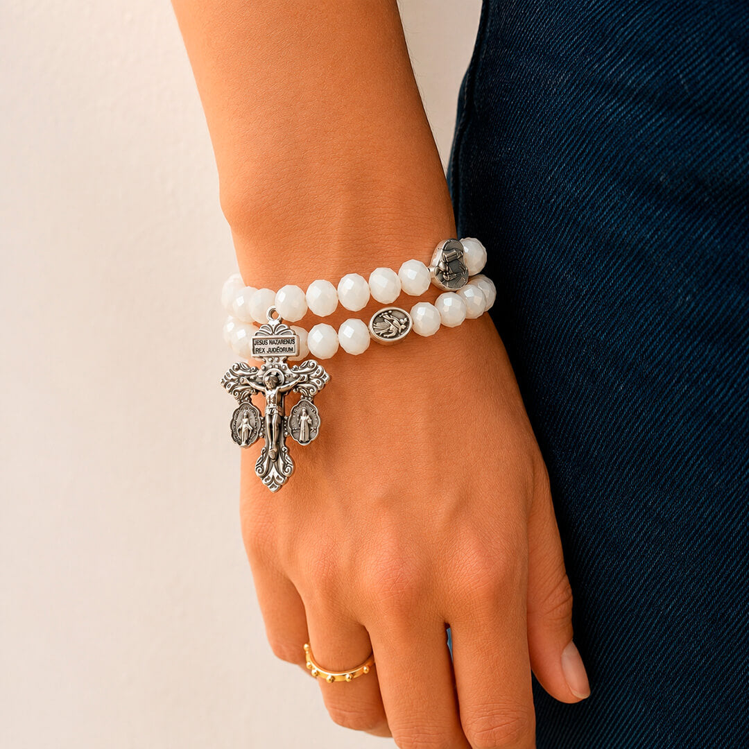 Modelo con pulsera tipo rosario pulsera en murano color Blanco y cruz del perdon