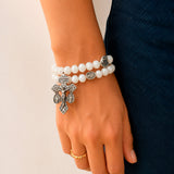Modelo con pulsera tipo rosario pulsera en murano color Blanco y cruz del perdon