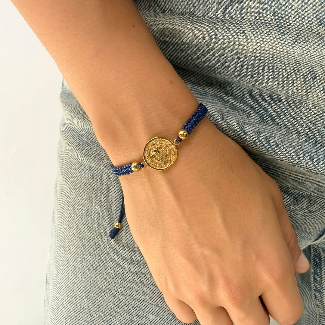 Pulsera Tejida con Medalla en Acero Dorado Mediana Hilo Azul – VII Sacramentos Colombia