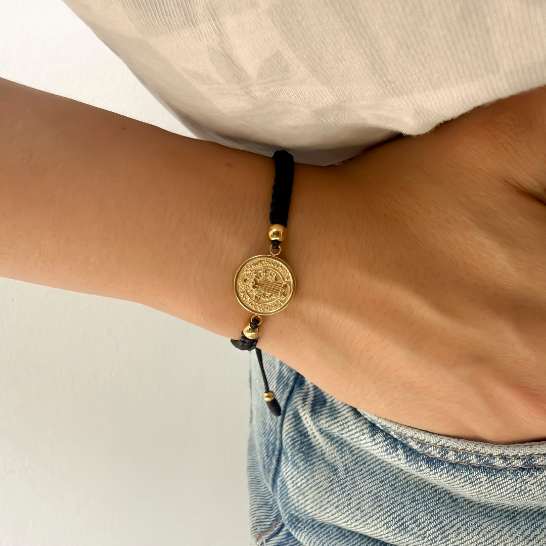 Pulsera Tejida con Medalla en Acero Dorado Mediana Hilo Negro – VII Sacramentos Colombia