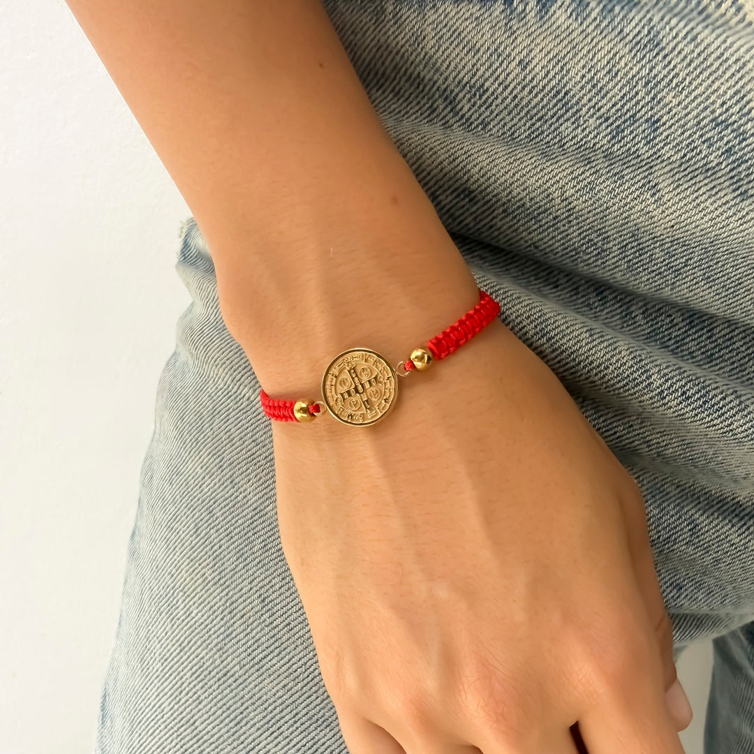 Pulsera Tejida con Medalla en Acero Dorado Mediana Hilo Rojo – VII Sacramentos Colombia