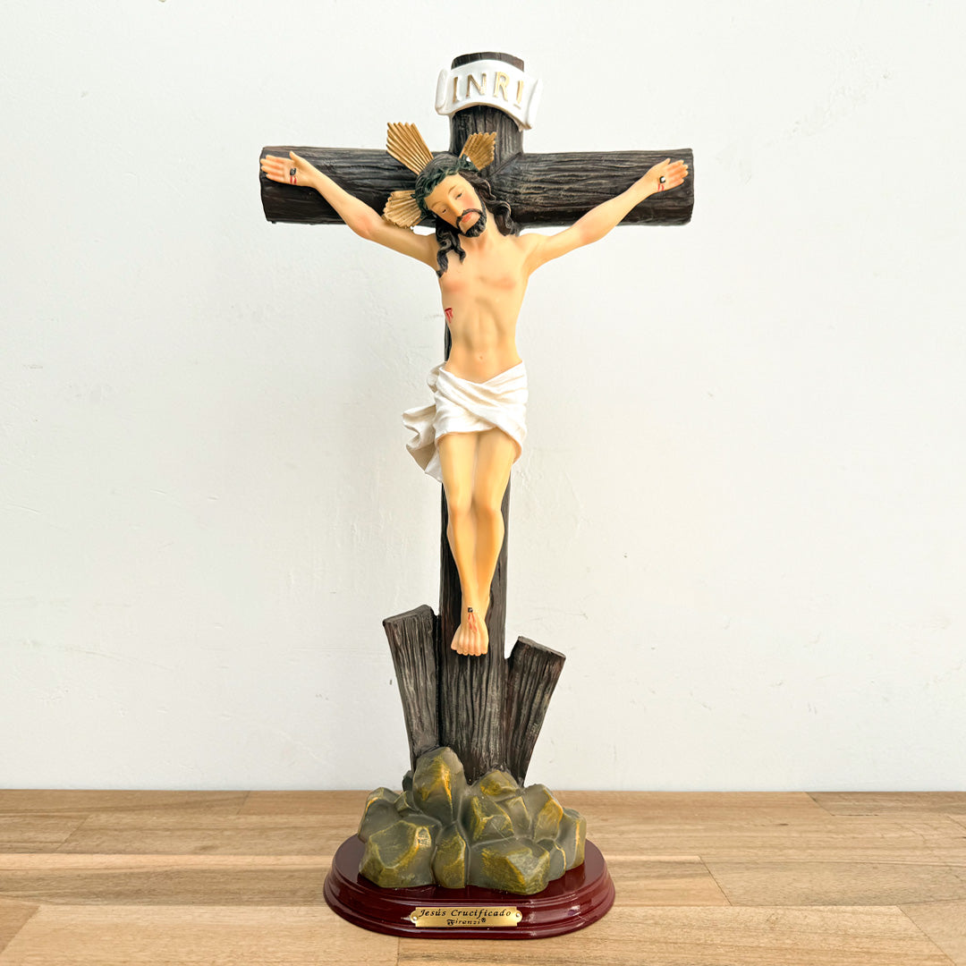 Estatua de Jesús Crucificado con Base Madera 40cm – VII Sacramentos Colombia