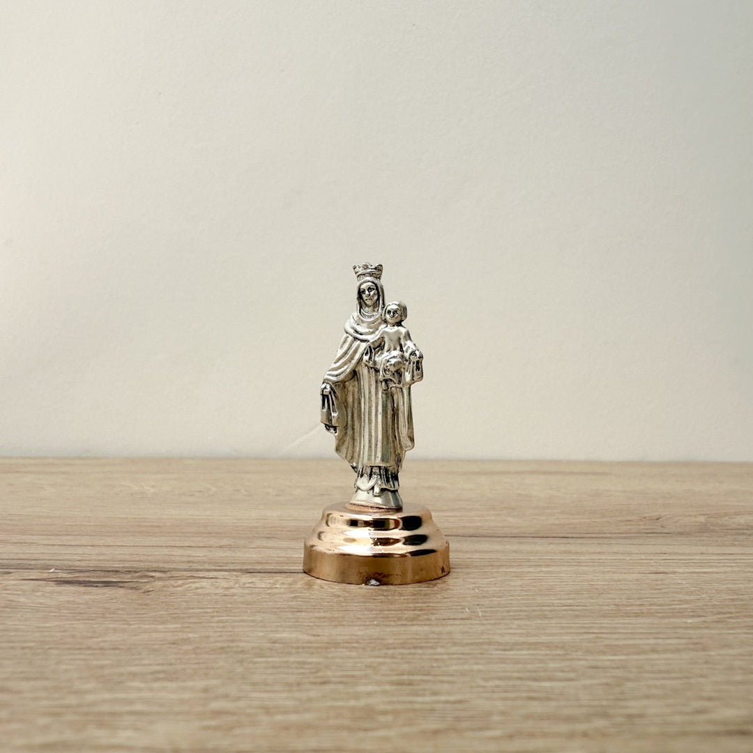 Estatua de la Virgen del Carmen en metal – figura religiosa católica para altar o decoración