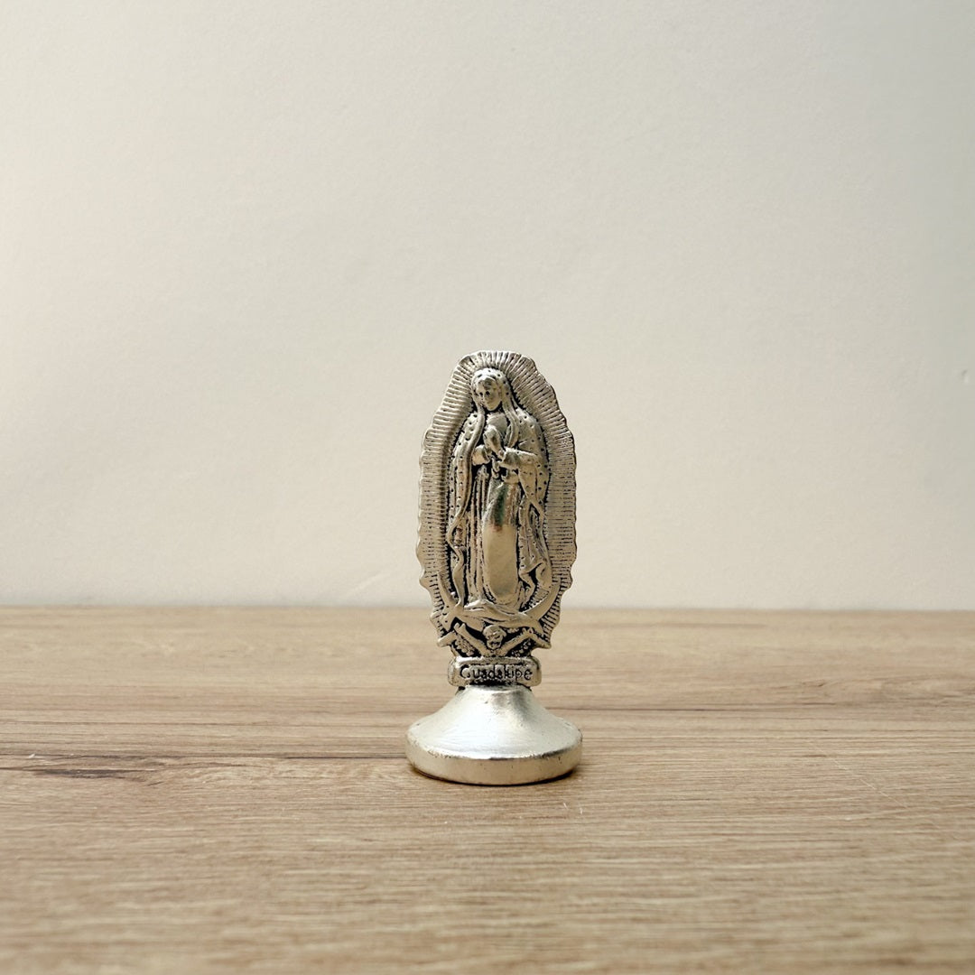 Estatua de la Virgen de Guadalupe en metal – figura religiosa católica para altar o decoración