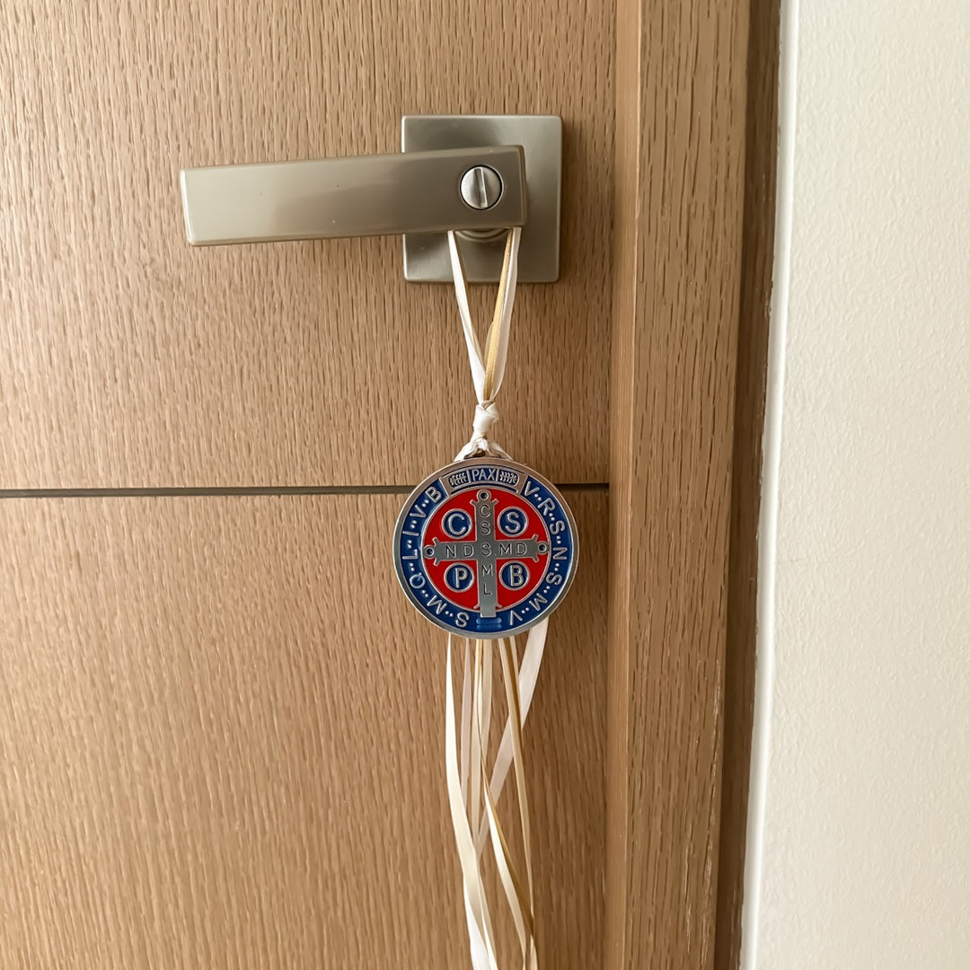 Medalla de San Benito Resinada Azul y Rojo – 7.5 cm con Oración de Bendición y Protección del Hogar