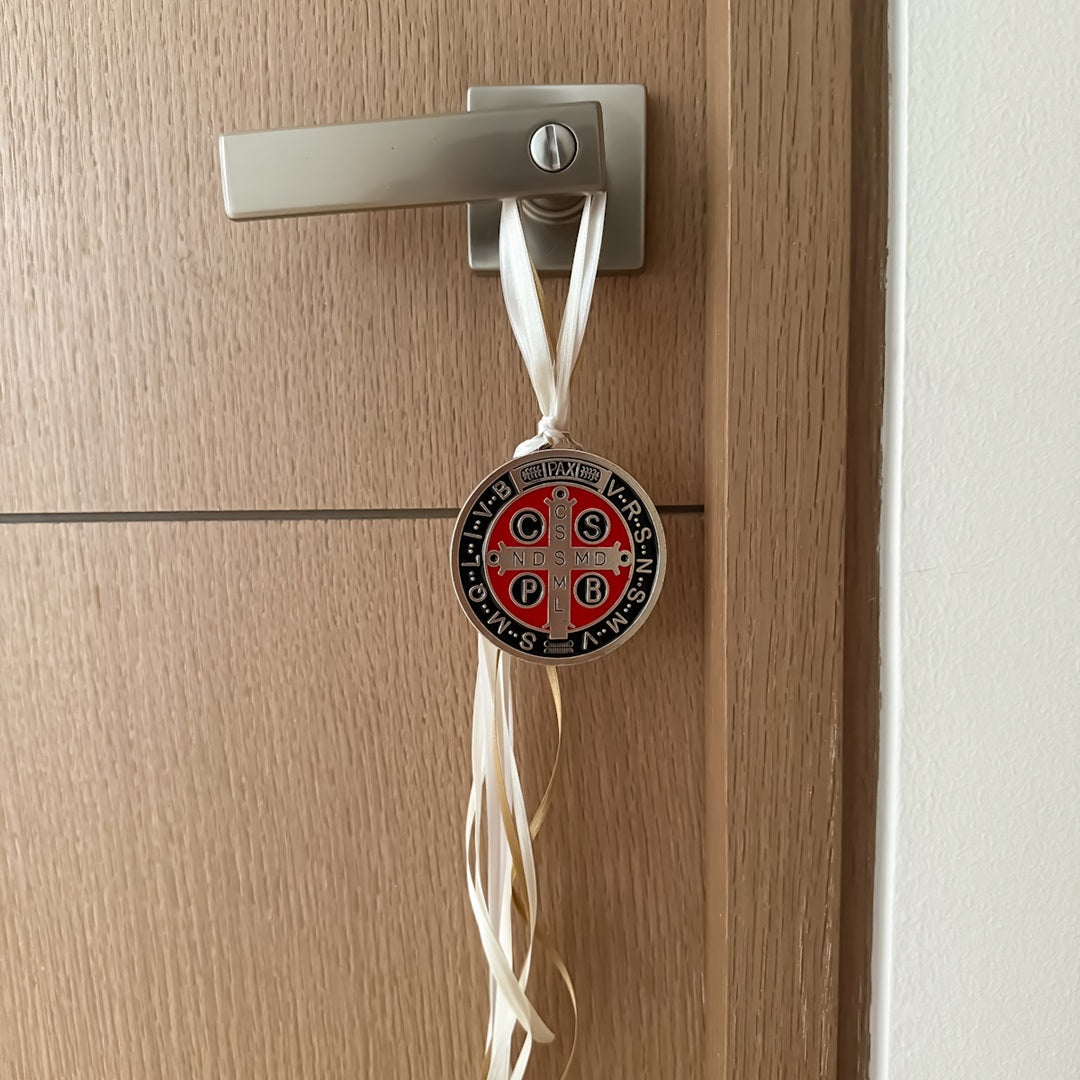 Medalla de San Benito Resinada Negro y Rojo – 7.5 cm con Oración de Bendición y Protección del Hogar