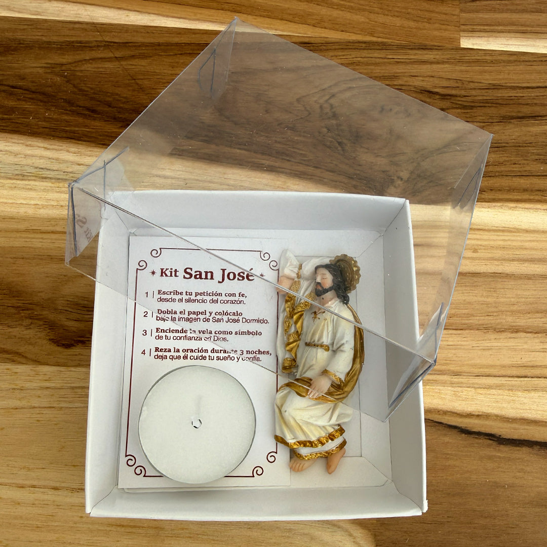 Kit devocional de San José Dormido en caja blanca con tapa transparente (vista abierta) para regalo VII Sacramentos