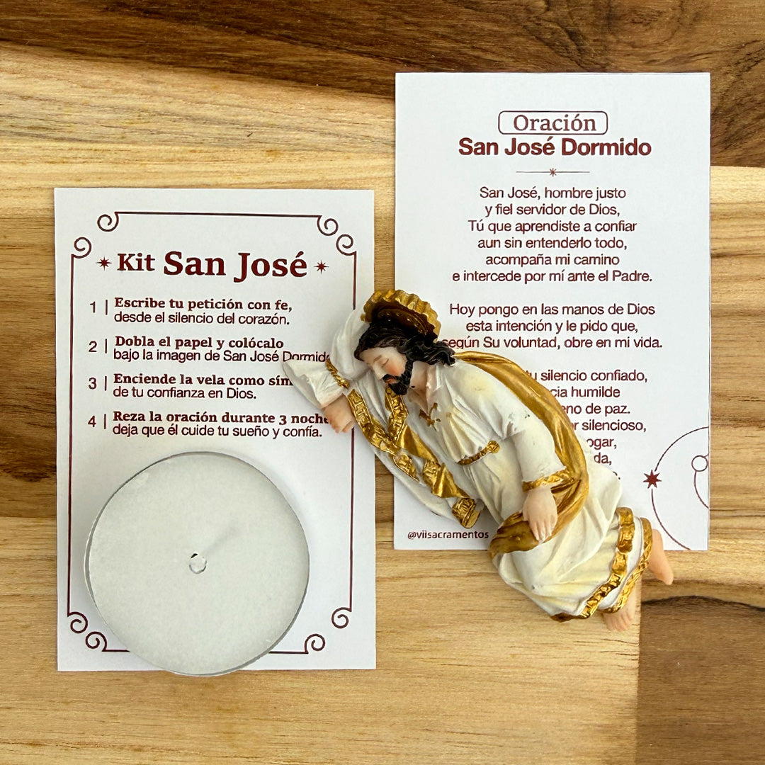 Imagen mini de San José Dormido con vela blanca y tarjeta de oración sobre madera.