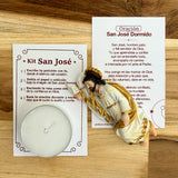 Imagen mini de San José Dormido con vela blanca y tarjeta de oración sobre madera.