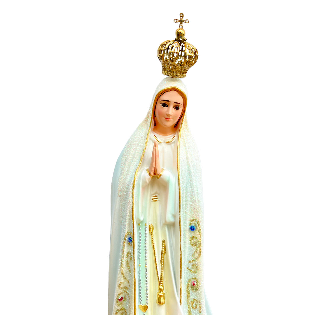 Estatua de la Virgen de Fátima con Manto en Tono Blanco y Detalles Escarchados - 28 cm (11")