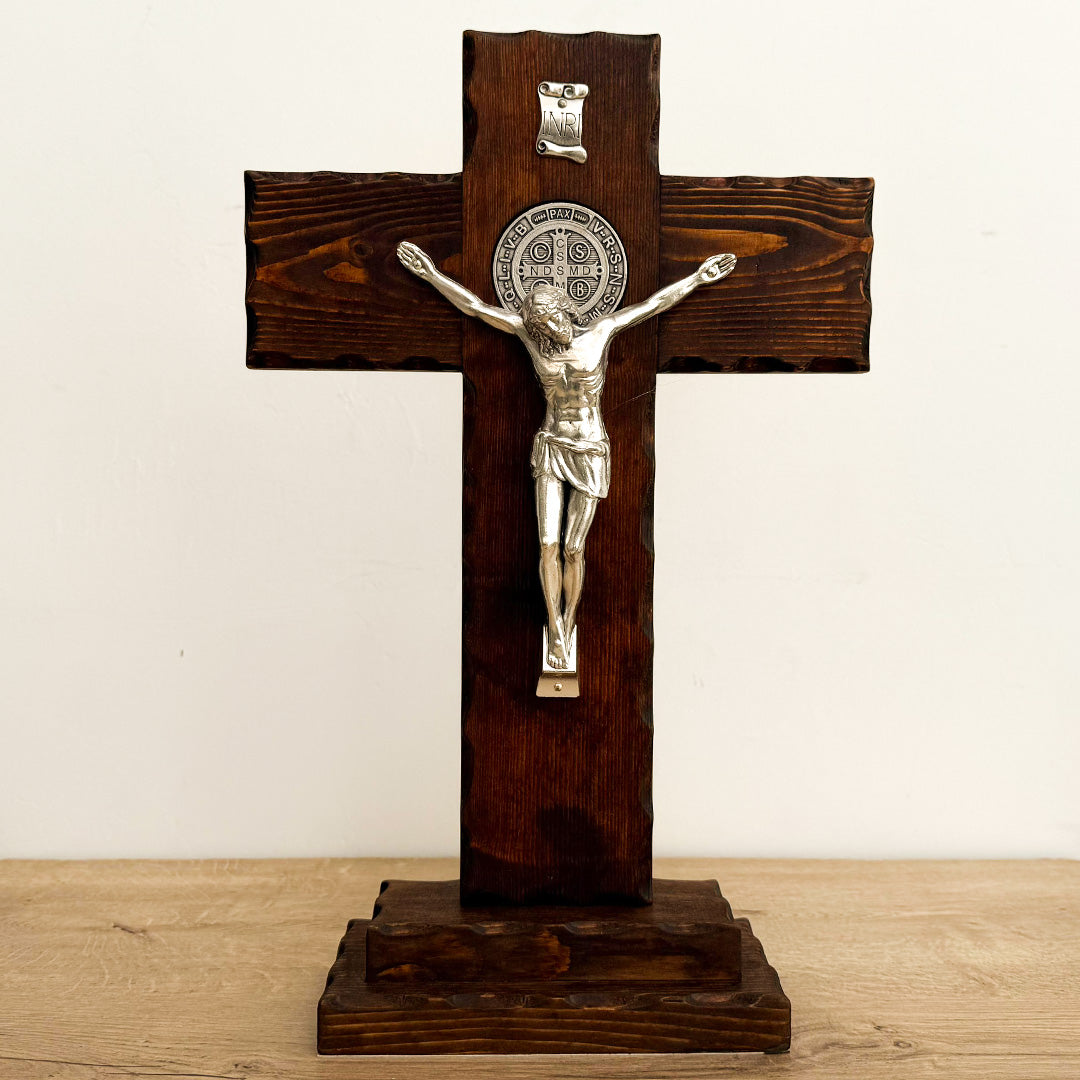 Cristo con Medalla de San Benito en Madera con Base – 37 cm