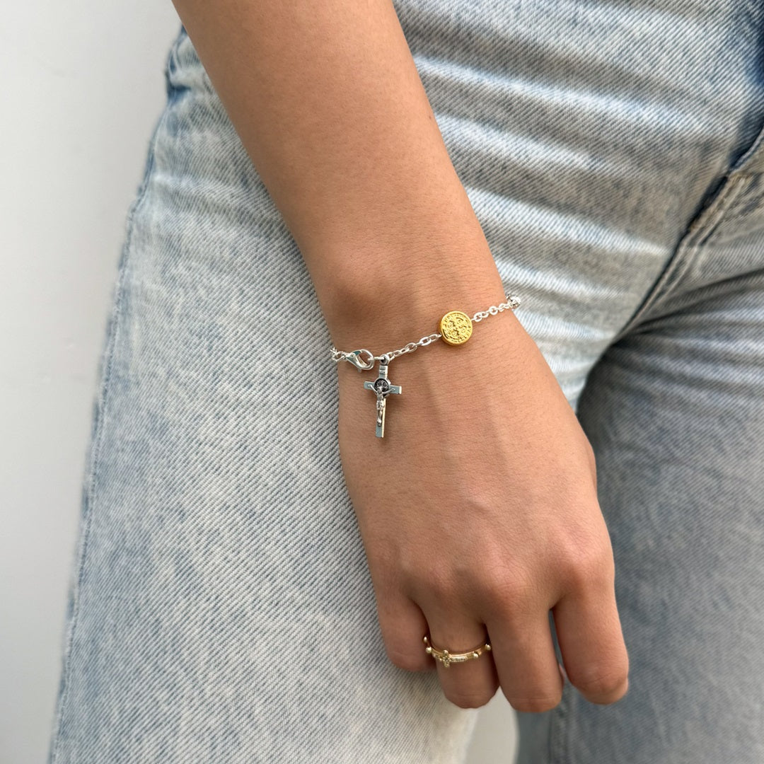 Pulsera Denario Rosas con Medalla de San Benito Dorada