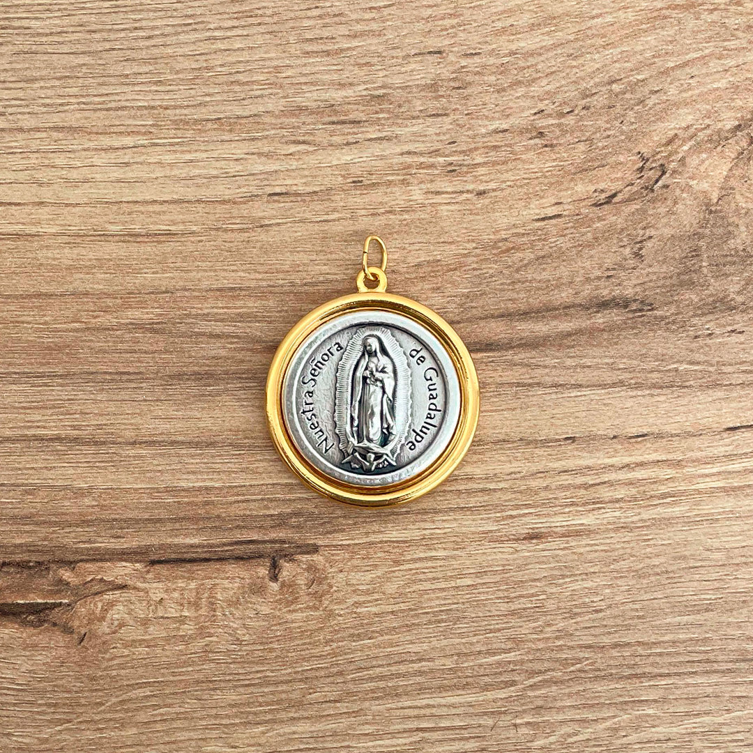 Denario de Perla de Vidrio 8mm con Medalla Religiosa