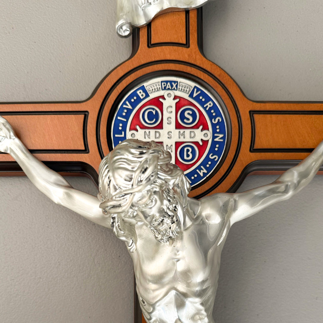 Cristo en Cruz de Madera con Medalla de San Benito – 86 cm