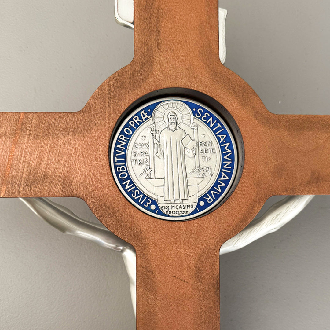 Cristo en Cruz de Madera con Medalla de San Benito – 86 cm