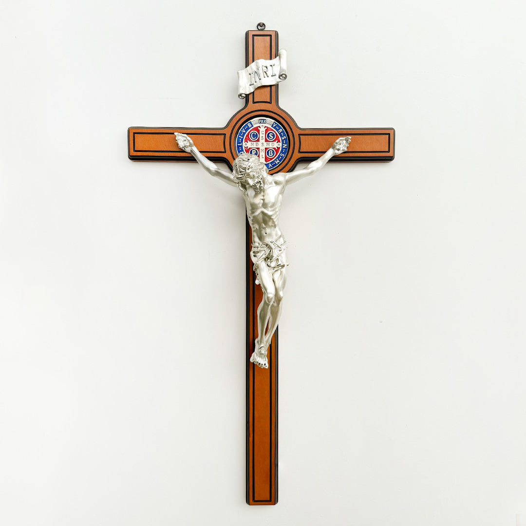 Cristo en Cruz de Madera con Medalla de San Benito – 86 cm