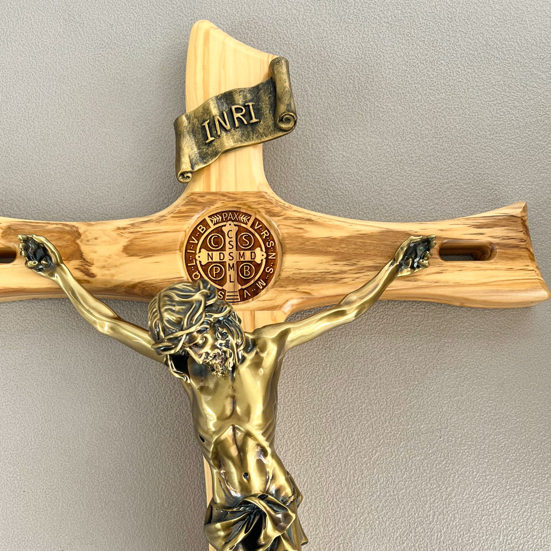 Cristo en Madera Silueta con Medalla de San Benito Grabada  –  65 cm
