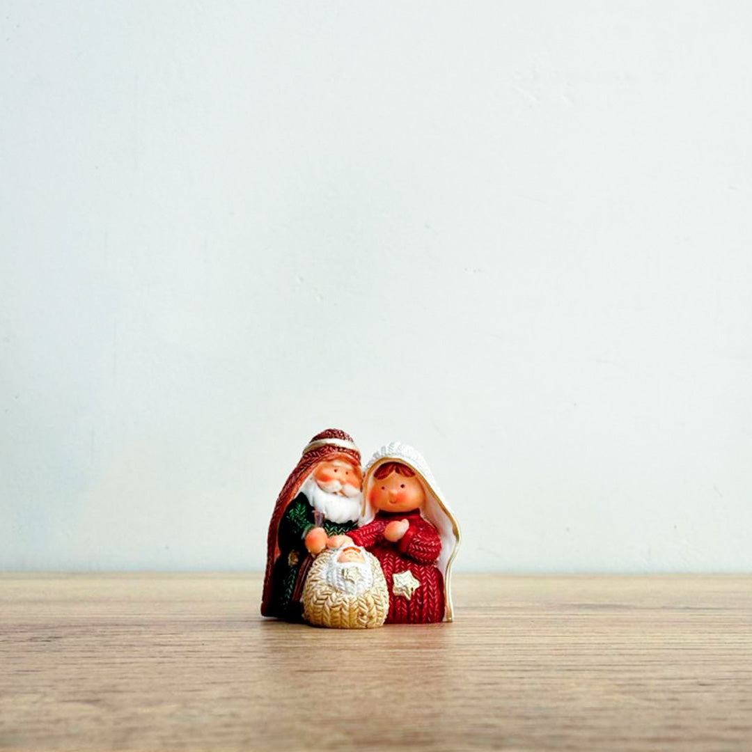 Sagrada Familia Nacimiento Rojo y Verde 4cm – Escena del Pesebre