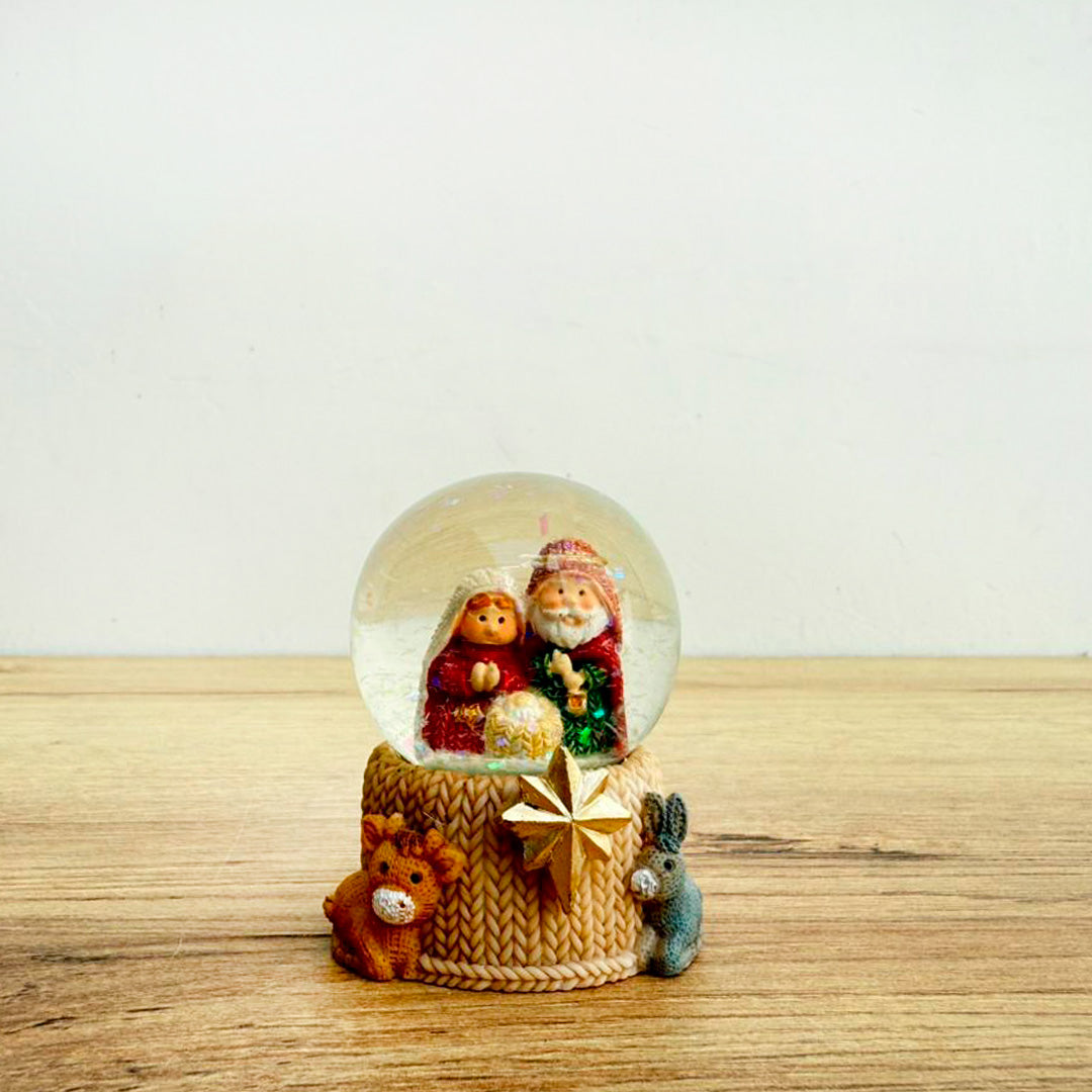 Bola de Nieve Nacimiento 6.5cm – Escena del Pesebre en Colores Vivos