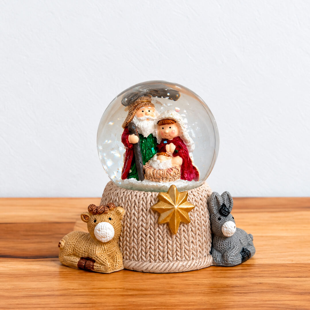 Bola de Nieve Nacimiento 6.5cm – Escena del Pesebre en Colores Vivos