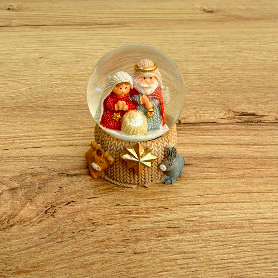 Bola de Nieve Nacimiento 6.5cm – Escena del Pesebre en Colores Pasteles